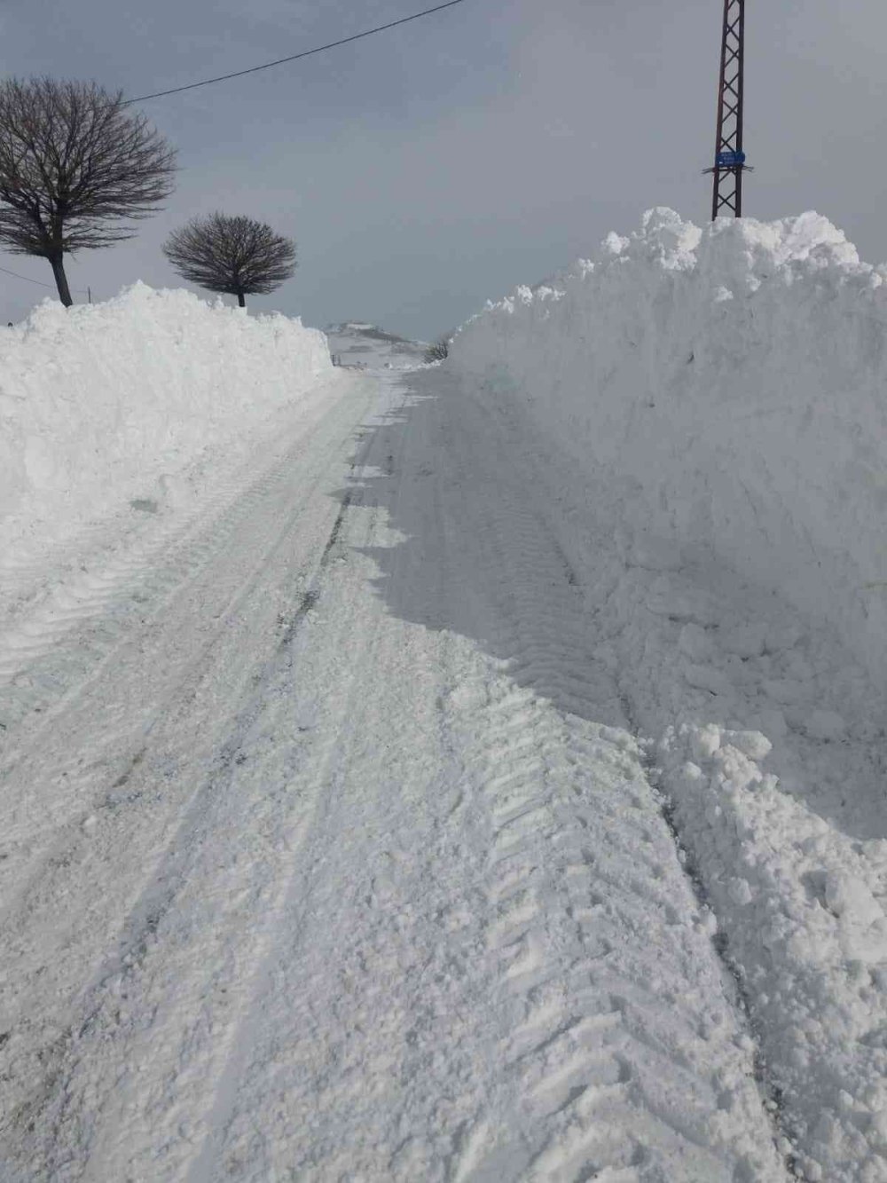 Kara Saplanan Cenaze Aracı Güçlükle Kurtarıldı