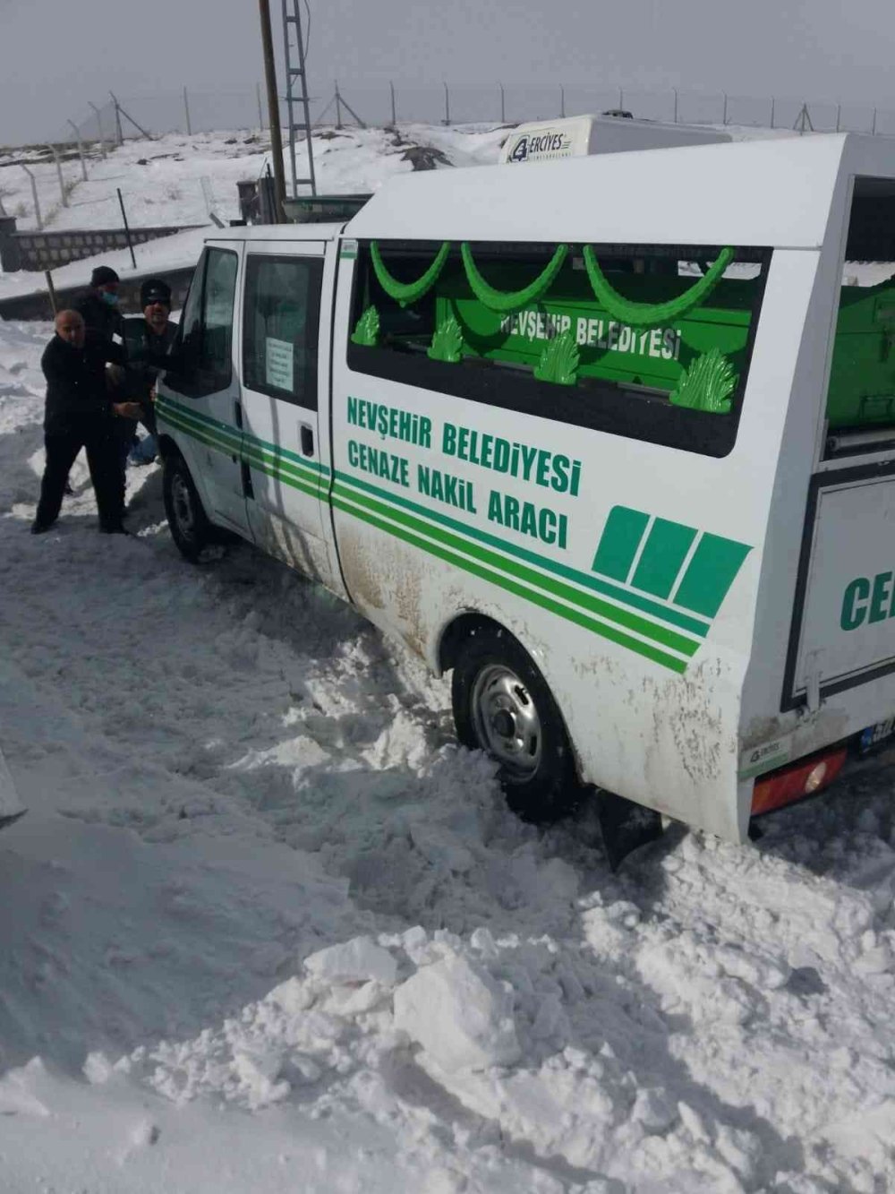 Kara Saplanan Cenaze Aracı Güçlükle Kurtarıldı