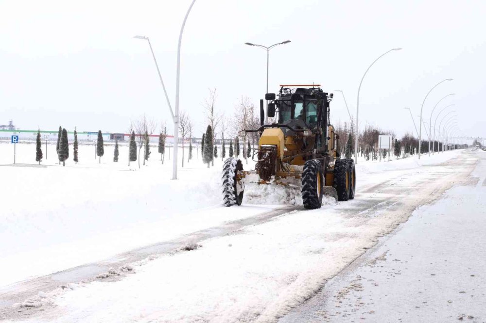Konya ve İlçe Yollarında Yoğun Kar Mesaisi