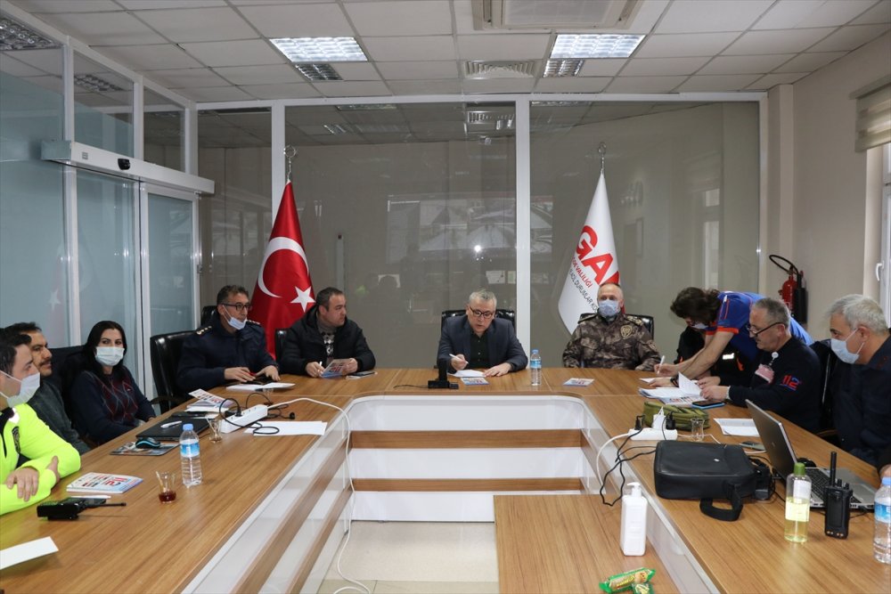 Niğde'de Devrilen Ambulansta 3 Kişi Yaralandı