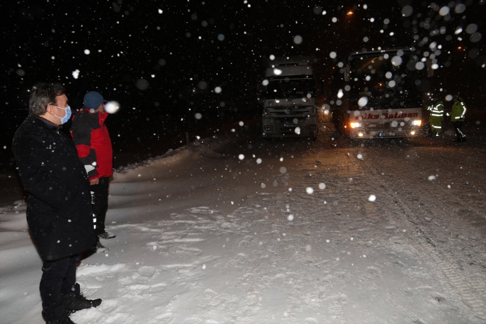 Aksaray'da Kar Ve Tipi Nedeniyle Kapanan Yollar Yeniden Trafiğe Açıldı