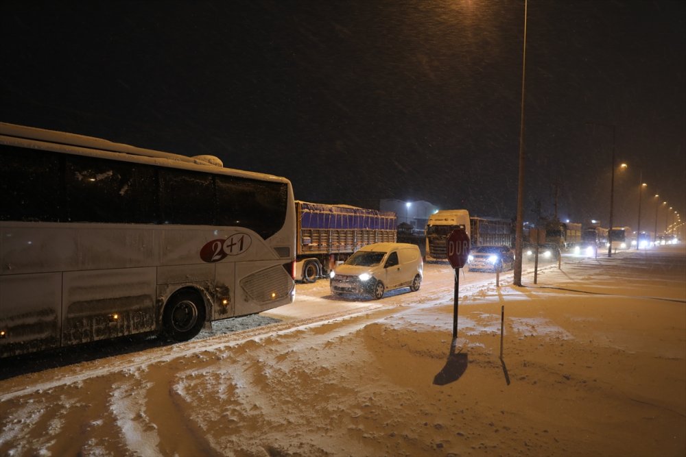 Aksaray'da Kar Ve Tipi Nedeniyle Kapanan Yollar Yeniden Trafiğe Açıldı