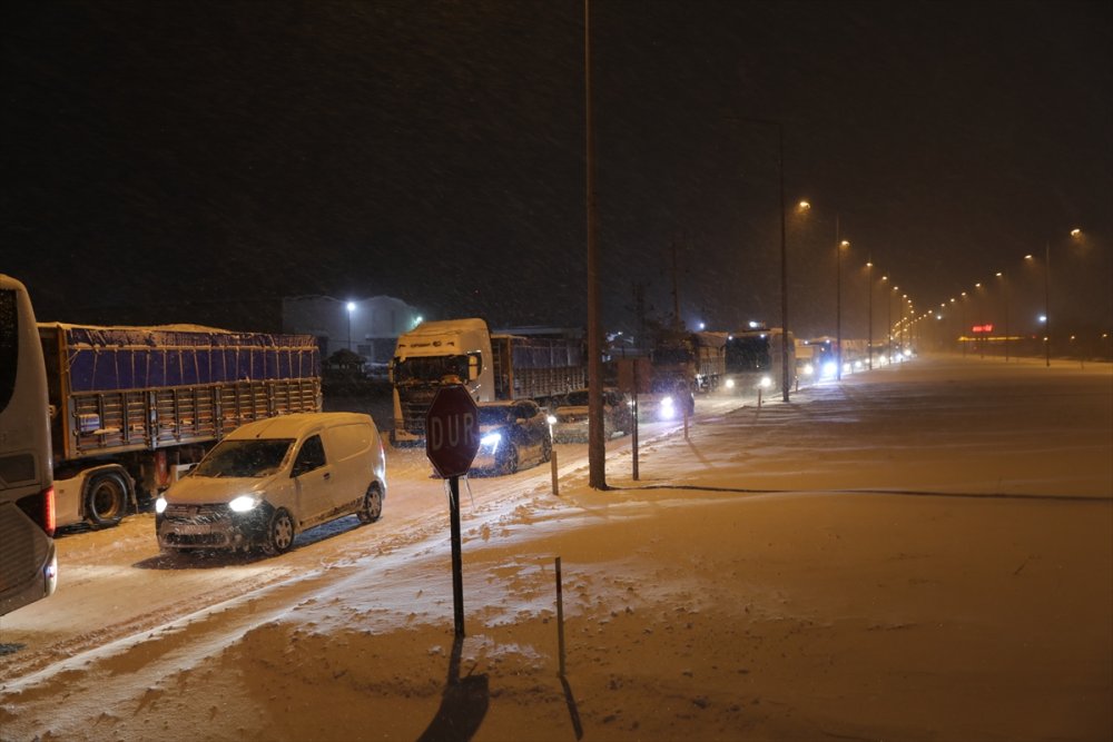 Aksaray'da Kar Ve Tipi Nedeniyle Kapanan Yollar Yeniden Trafiğe Açıldı