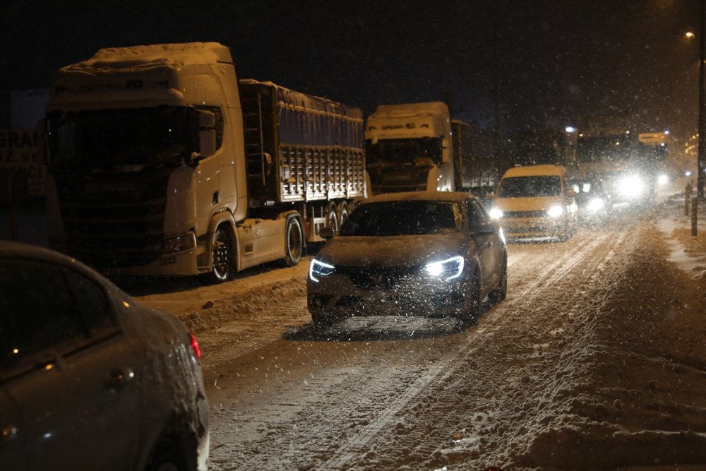 Aksaray'da Kar Ve Tipi Nedeniyle Kapanan Yollar Yeniden Trafiğe Açıldı