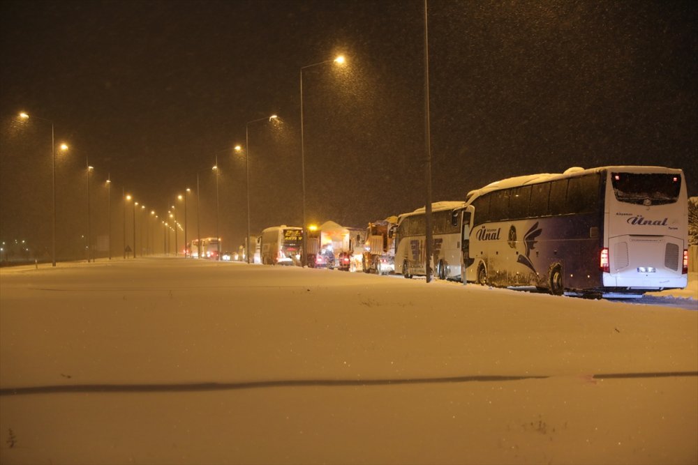 Aksaray'da Kar Ve Tipi Nedeniyle Kapanan Yollar Yeniden Trafiğe Açıldı