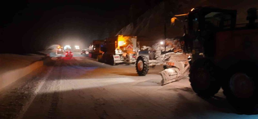 Antalya - Konya Karayoluna Çığ Düştü