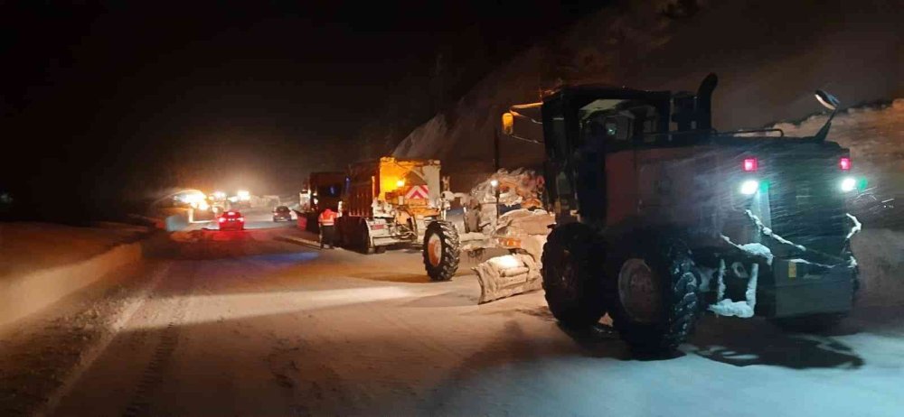 Antalya - Konya Karayoluna Çığ Düştü