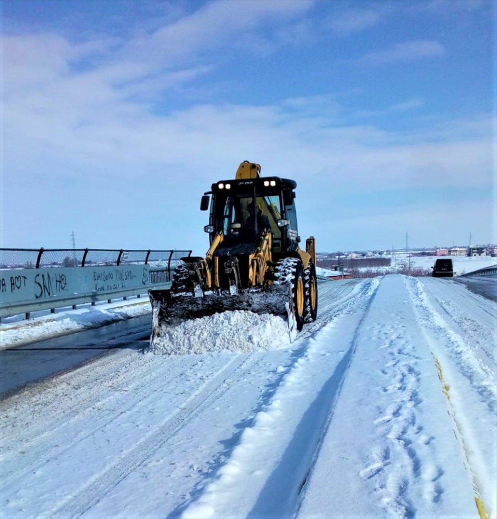 Karaman'da Kar Kürüme Devam Ediyor