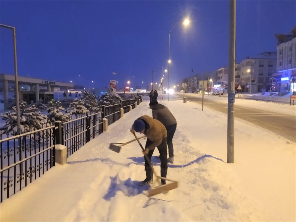 Karaman'da Kar Kürüme Devam Ediyor