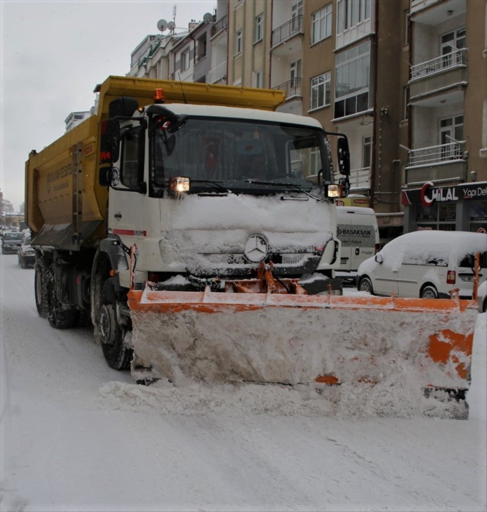 Karaman'da Kar Kürüme Devam Ediyor