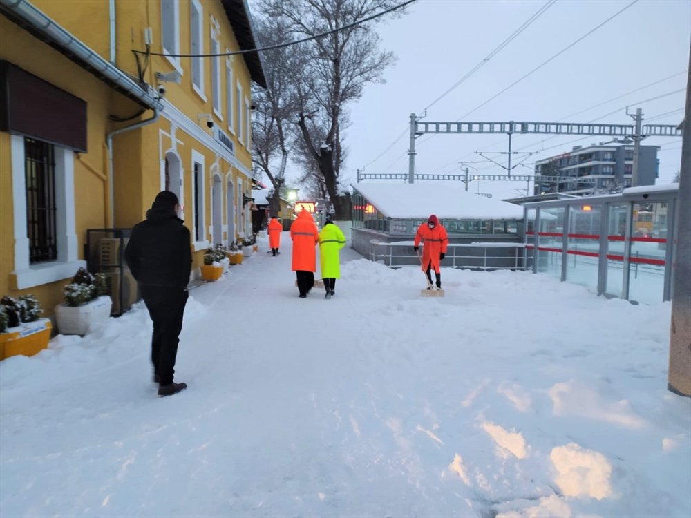Karaman'da Kar Kürüme Devam Ediyor