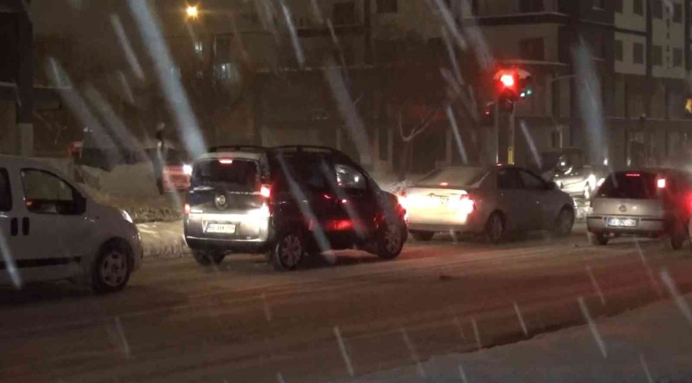 Aksaray'da Kar Yağışlı Gece