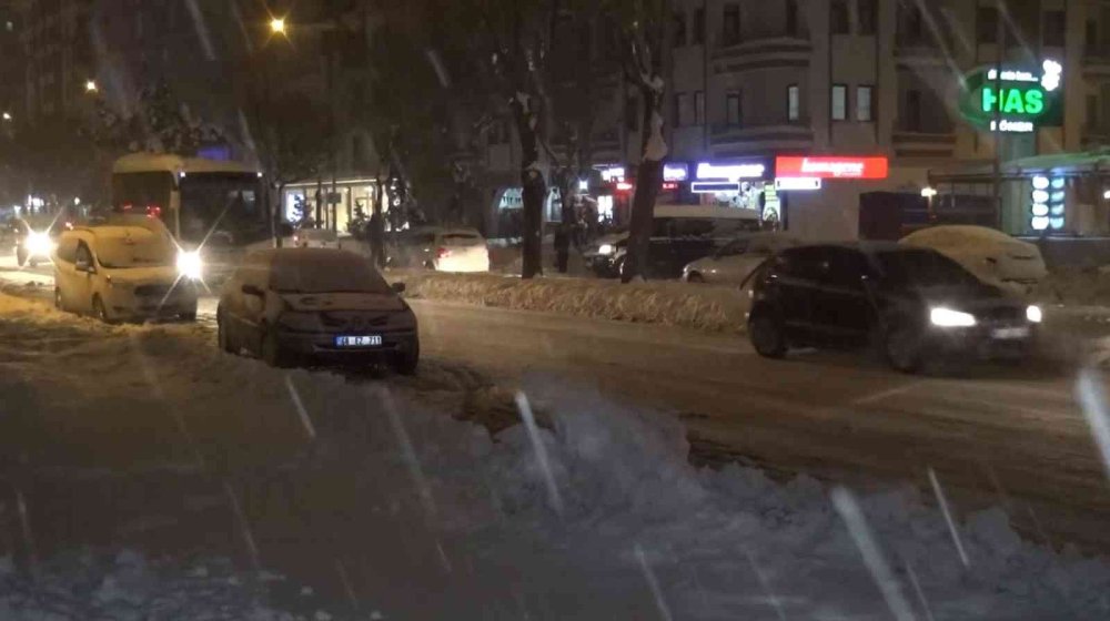 Aksaray'da Kar Yağışlı Gece