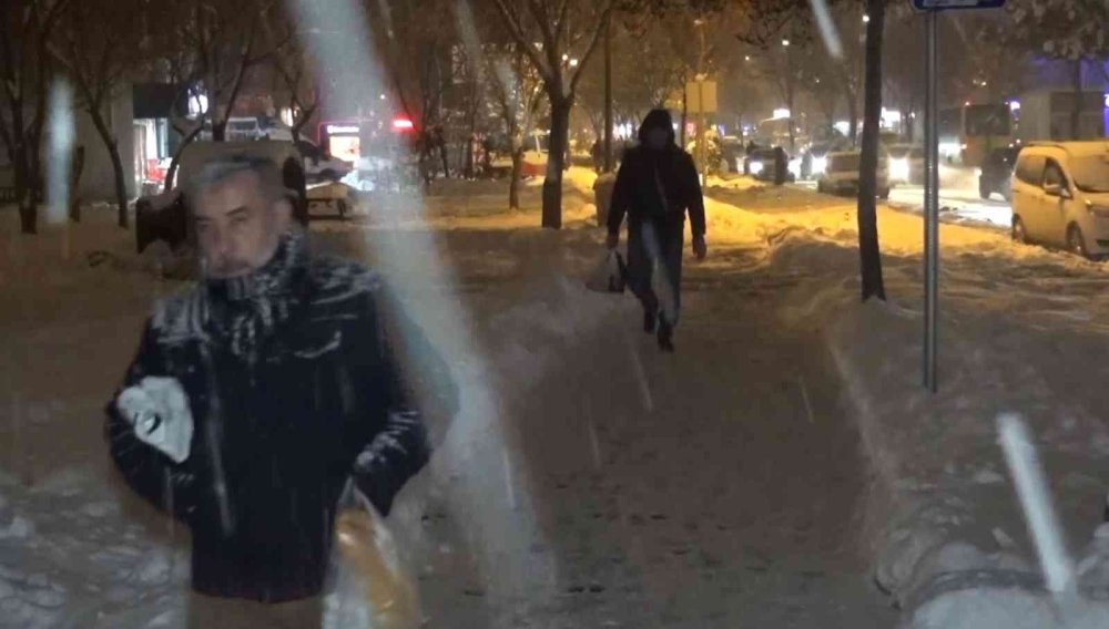 Aksaray'da Kar Yağışlı Gece