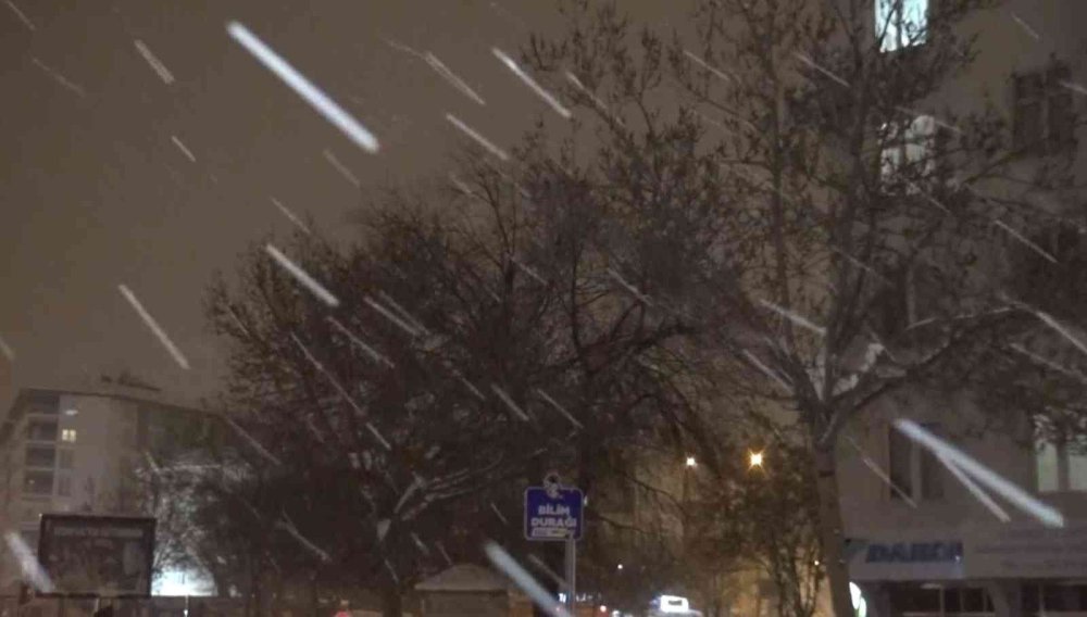 Aksaray'da Kar Yağışlı Gece