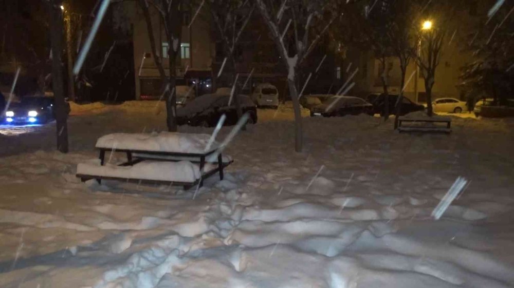 Aksaray'da Kar Yağışlı Gece