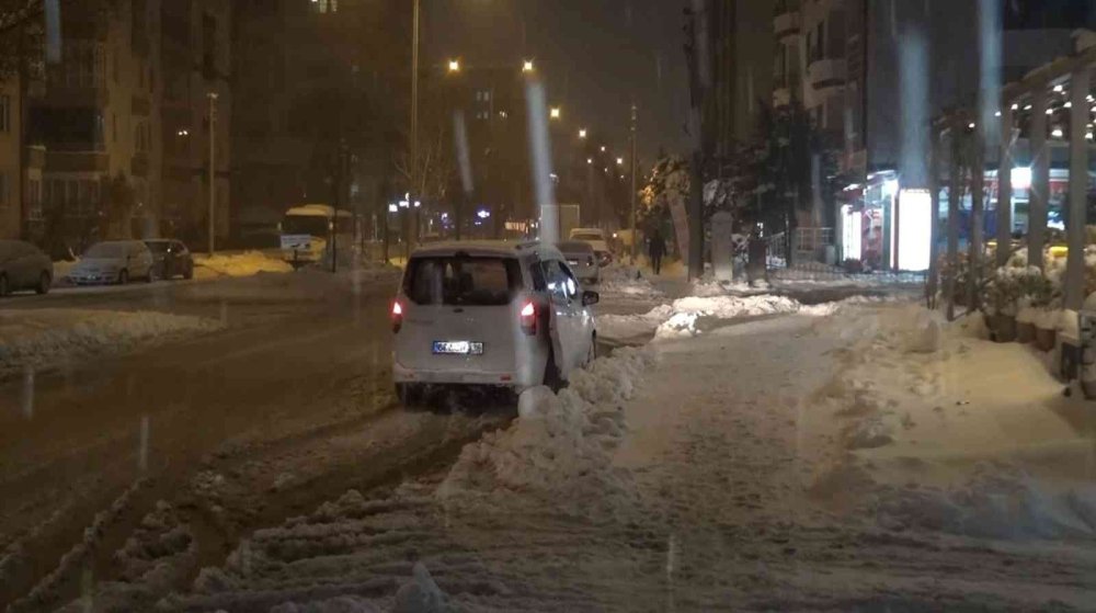 Aksaray'da Kar Yağışlı Gece