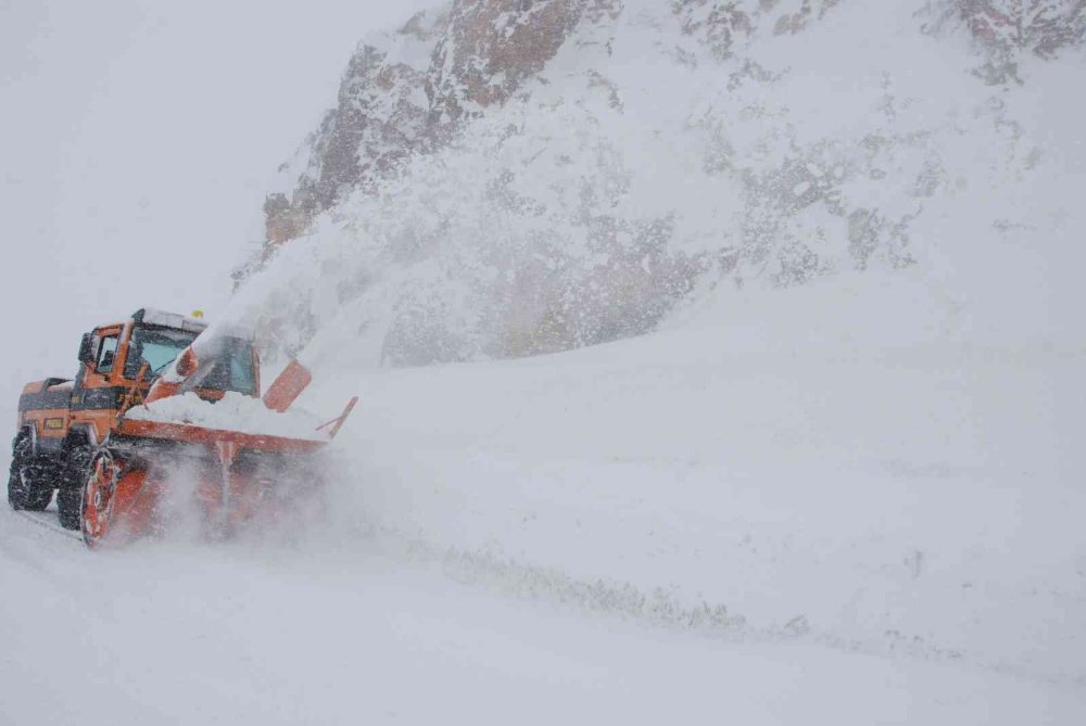 Antalya - Konya Karayolunda Ağır Tonajlı Araçlar Geçemiyor