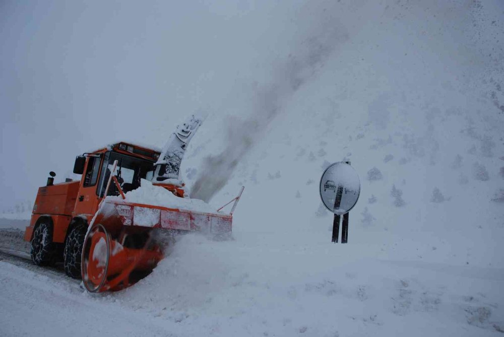 Antalya - Konya Karayolunda Ağır Tonajlı Araçlar Geçemiyor