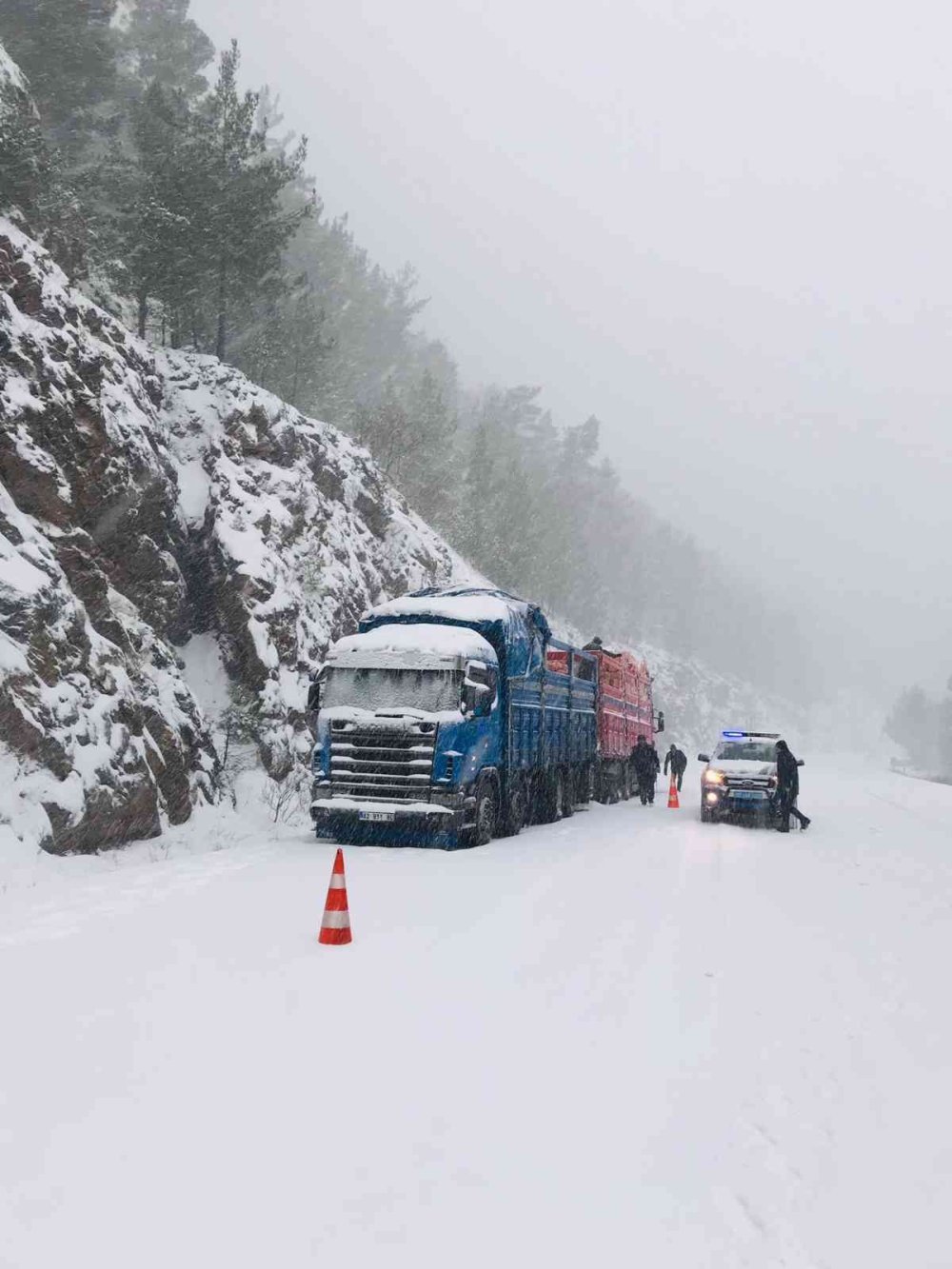 Antalya’da Mahsur Kalan Vatandaşları Jandarma Kurtardı