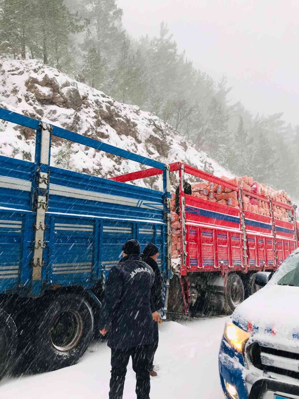 Antalya’da Mahsur Kalan Vatandaşları Jandarma Kurtardı