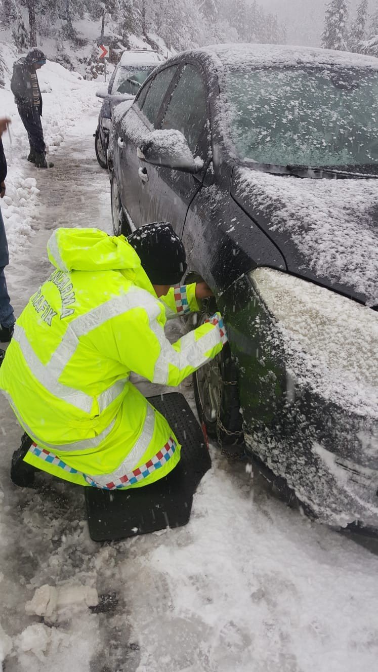 Antalya’da Mahsur Kalan Vatandaşları Jandarma Kurtardı