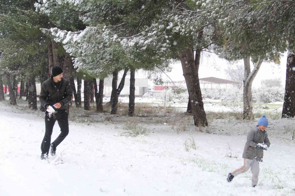 Antalya’ya 29 Yıl Sonra Gelen Kar Sevinci