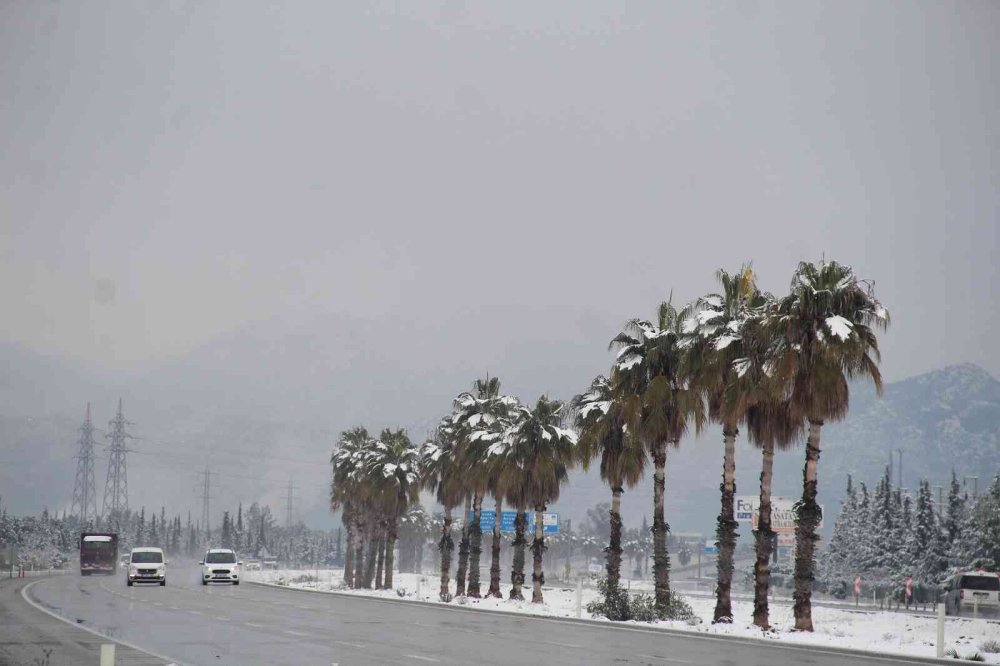 Antalya’ya 29 Yıl Sonra Gelen Kar Sevinci