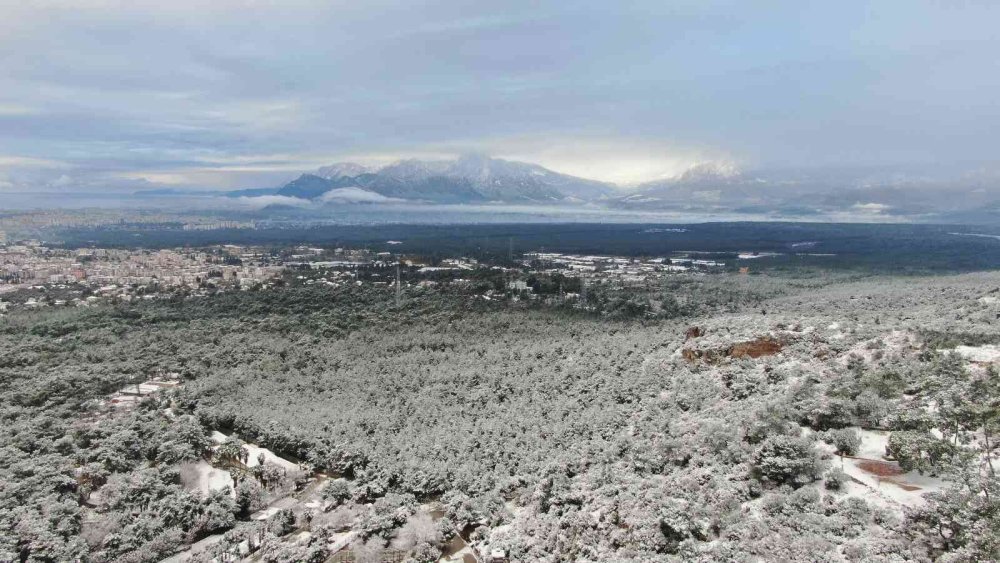 Antalya’ya 29 Yıl Sonra Gelen Karla Beyaza Bürünen Kent Havadan Görüntülendi