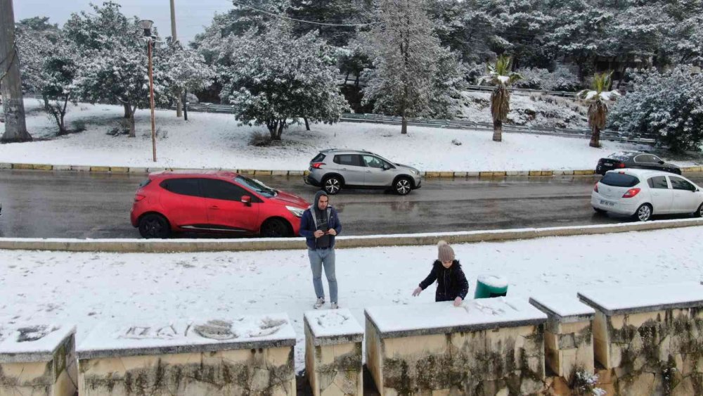Antalya’ya 29 Yıl Sonra Gelen Karla Beyaza Bürünen Kent Havadan Görüntülendi