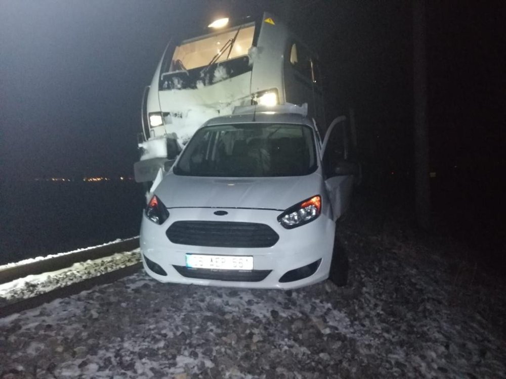 Eskişehir’de Rayda Askıda Kalan Kamyonete Tren Çarptı