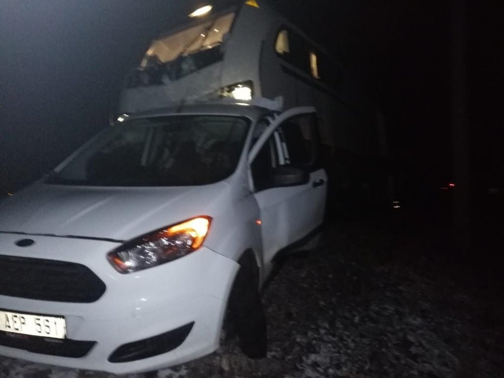 Eskişehir’de Rayda Askıda Kalan Kamyonete Tren Çarptı