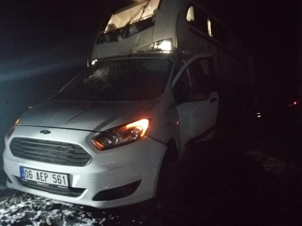 Eskişehir’de Rayda Askıda Kalan Kamyonete Tren Çarptı