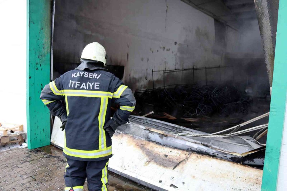 Kayseri'de Mobilya İmalathanesinde Yangın