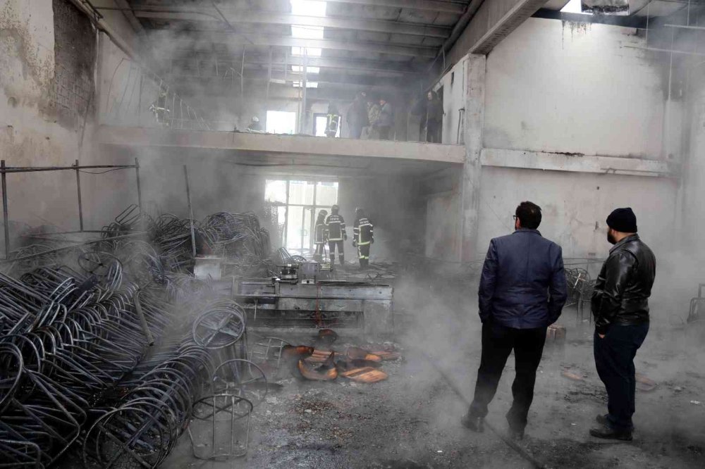 Kayseri'de Mobilya İmalathanesinde Yangın