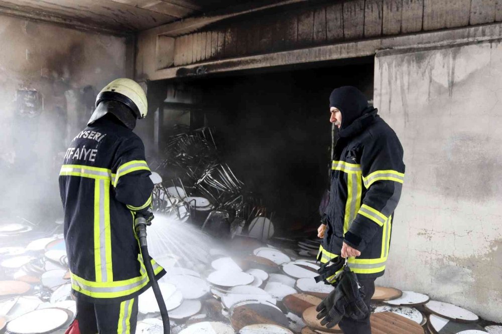 Kayseri'de Mobilya İmalathanesinde Yangın