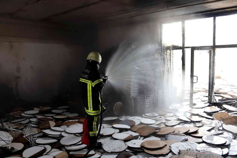 Kayseri'de Mobilya İmalathanesinde Yangın