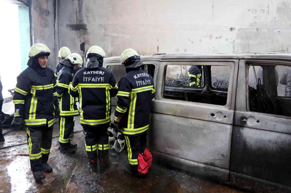 Kayseri'de Mobilya İmalathanesinde Yangın