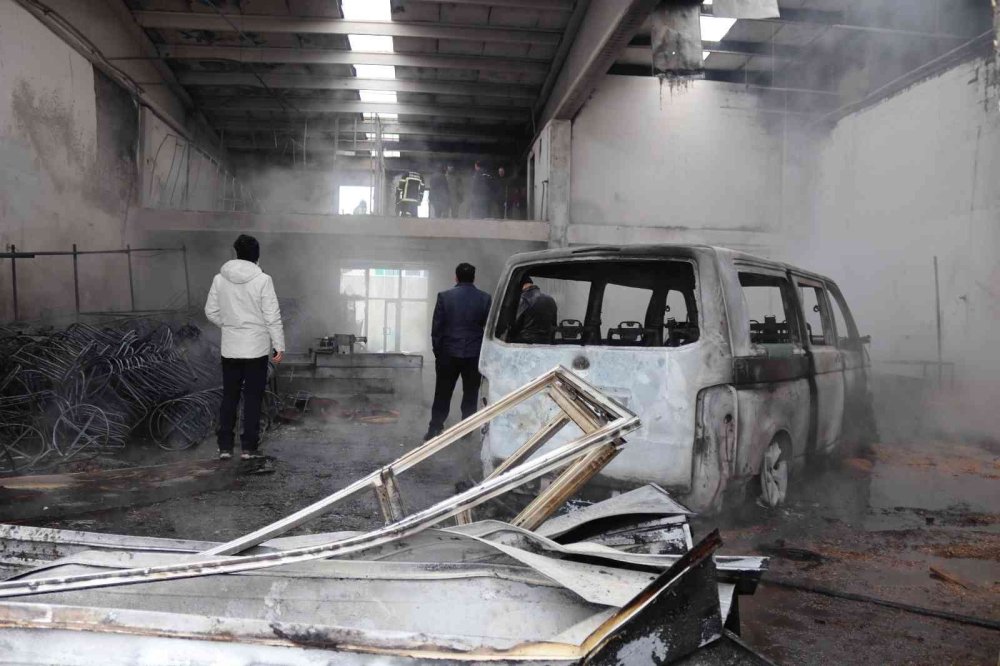 Kayseri'de Mobilya İmalathanesinde Yangın