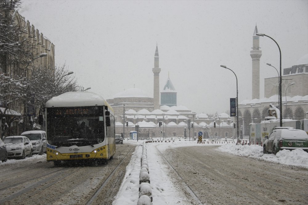 Konya'da Belediye Ekiplerinin Yoğun Kar Mesaisi