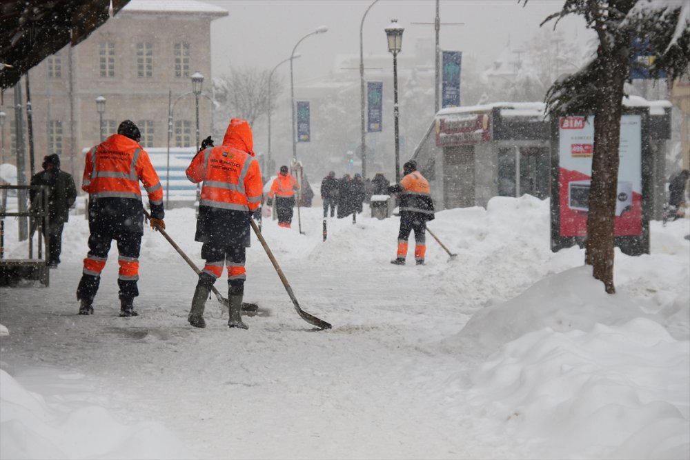 Konya'da Belediye Ekiplerinin Yoğun Kar Mesaisi