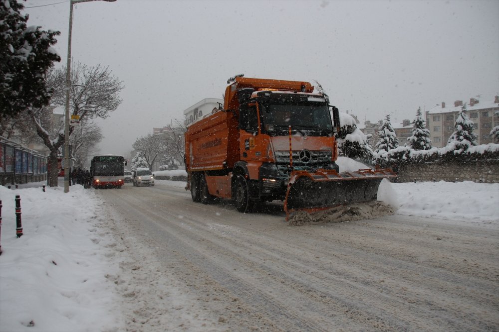 Konya'da Belediye Ekiplerinin Yoğun Kar Mesaisi