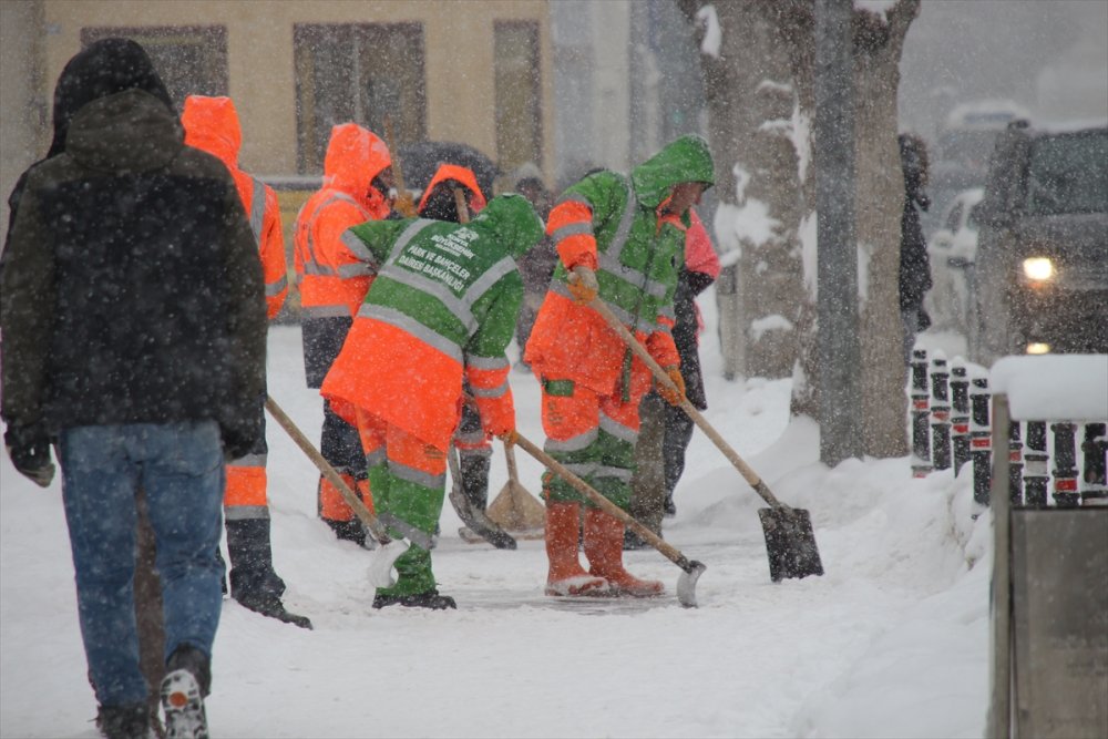Konya'da Belediye Ekiplerinin Yoğun Kar Mesaisi