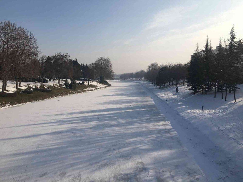 Porsuk Çayı Beyaz Örtüyle Kaplandı