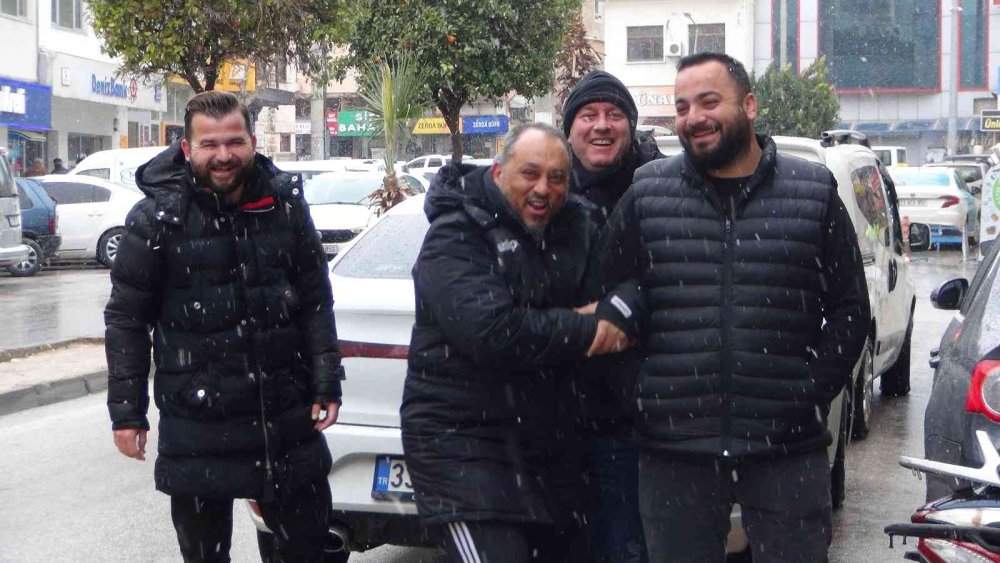 Yıllar Sonra Kar Yağdı, Vatandaş Davul Eşliğinde Göbek Attı