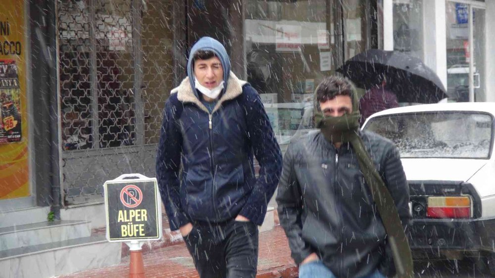 Yıllar Sonra Kar Yağdı, Vatandaş Davul Eşliğinde Göbek Attı