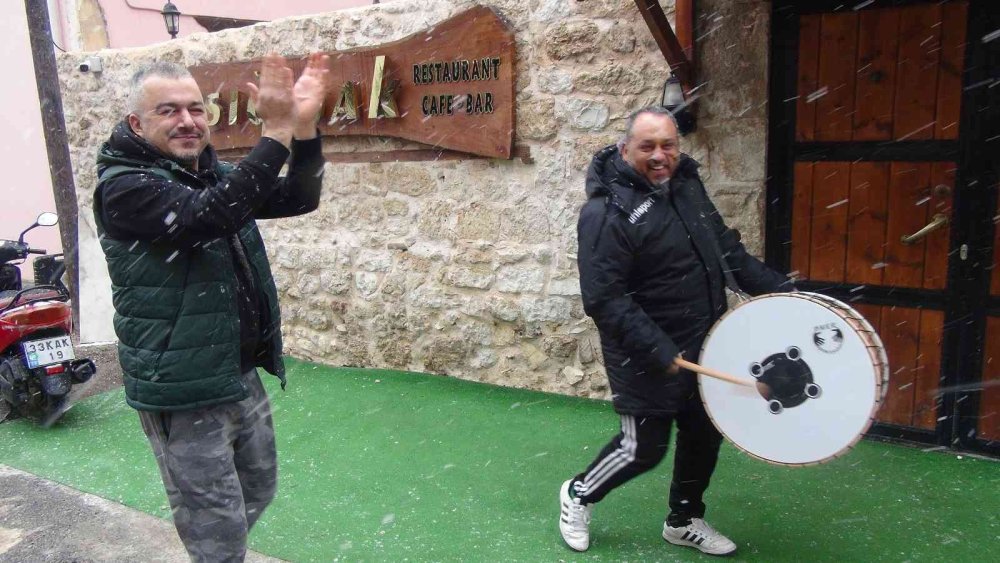 Yıllar Sonra Kar Yağdı, Vatandaş Davul Eşliğinde Göbek Attı