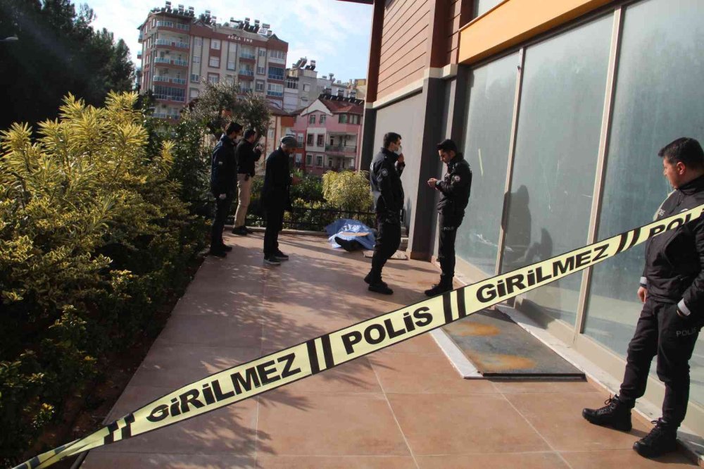 Antalya’da Bina Bahçesinde Şüpheli Ölüm