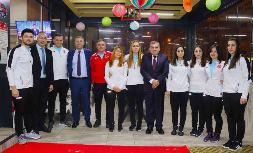 Karaman Valisi, Kadın Milli Takımının Kampını Ziyaret Etti