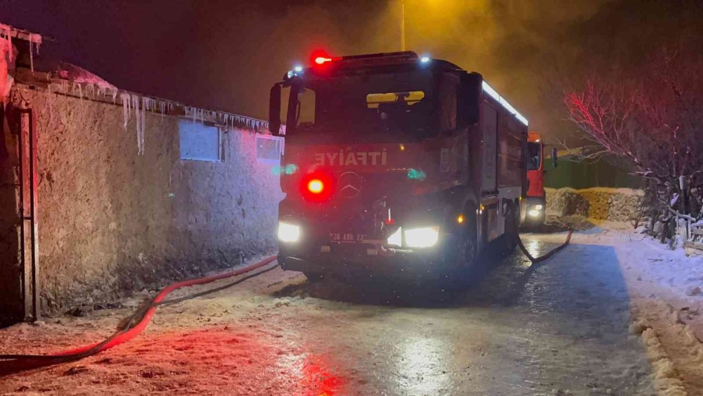 Saatlerce Süren Yangında 80 Kadar Hayvan Telef Oldu